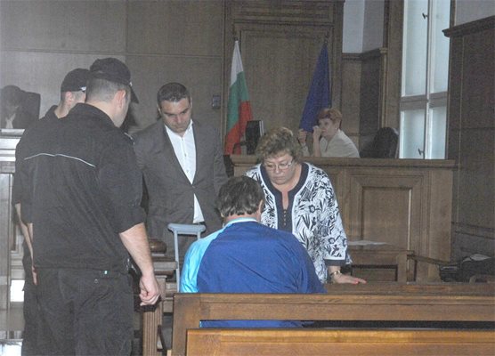 Стоян Кръстев-Драгановеца (в гръб) приема съвети от защитата си
