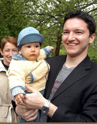 С по-големия си син Йоан преди 6г., когато води първата си предизборна кампания за евродепутат.