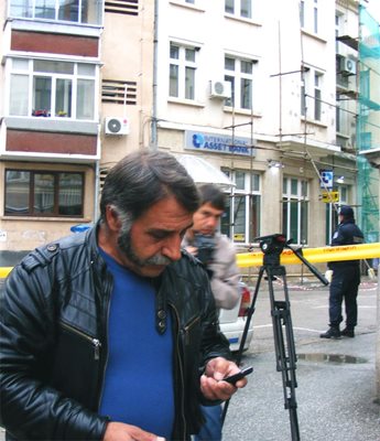 клиентът на ограбената банка Цветан Матов бе пренасочен към другия клон в града.