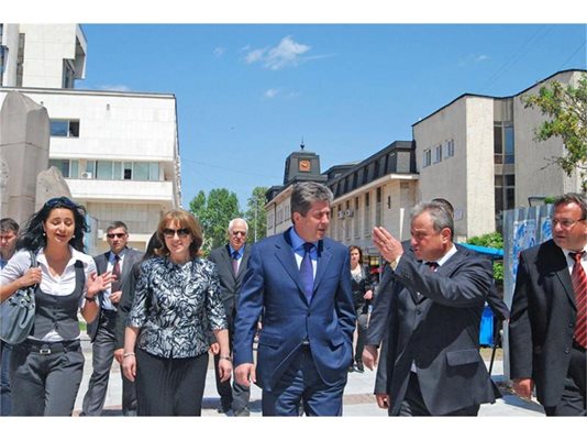 “Ловеч е отличник в усвояването на европроекти”, заяви президентът Първанов на празника на града вчера. Сред официалните лица липсваха представители на управляващата партия. 
СНИМКА: АВТОРЪТ

