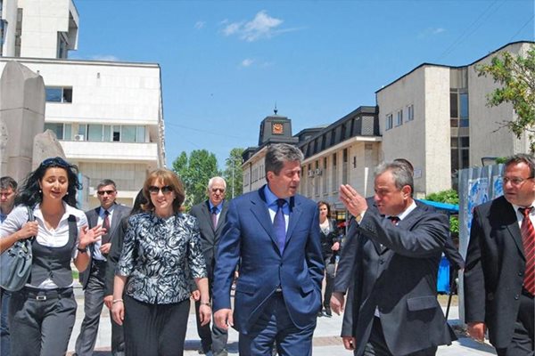 “Ловеч е отличник в усвояването на европроекти”, заяви президентът Първанов на празника на града вчера. Сред официалните лица липсваха представители на управляващата партия. 
СНИМКА: АВТОРЪТ

