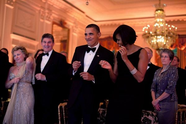 Барак Обама и Мишел Обама танцуват заедно в една от залите на Белия дом. Датата е 21 февруари 2010 година.