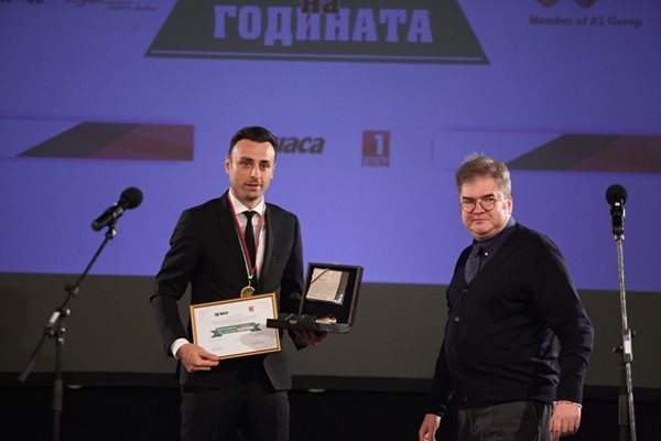 Димитър Бербатов получи специалното отличие за неговата фондация от главния редактор на "24 часа" Борислав Зюмбюлев.