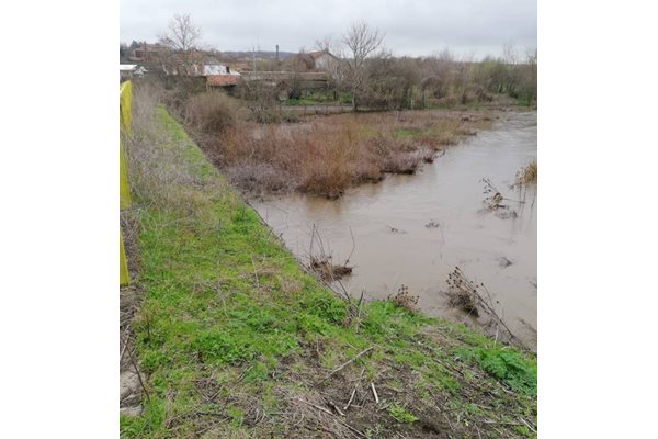Местните искат пари от държавата, за да се почисти реката.