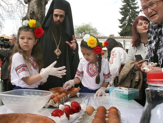 По традиция деца се събраха в двора на пловдивската митрополия, за да боядисат яйца на Велики четвъртък  СНИМКИ: Евгени Цветков