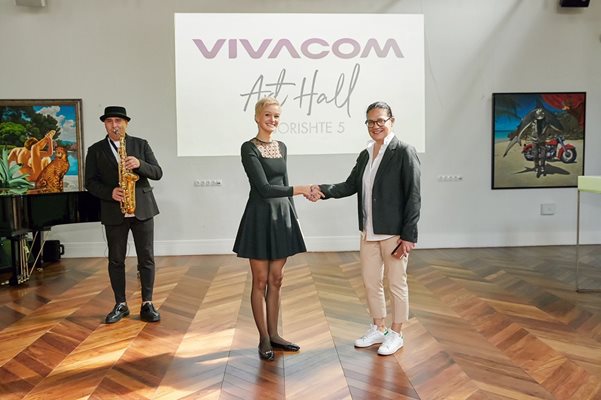 Деница Гергова (вляво) и Веселка Вуткова си стискат ръце в името на бъдещата галерия,  вече под името Vivacom Art Hall Оборище 5. 