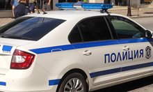 Екшън със стрелба в Горна Оряховица, мъж и жена се бият пред бакалия