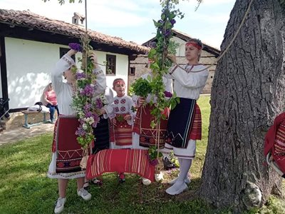 По традиция в двора на храма ще бъде вързана гергьовска люлка, а посетителите ще могат да се изтеглят на голям кантар

Снимка: РИМ - Велико Търново
