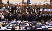 Парламентът може да се събере извънредно и да поправи щетите от снощния цирк