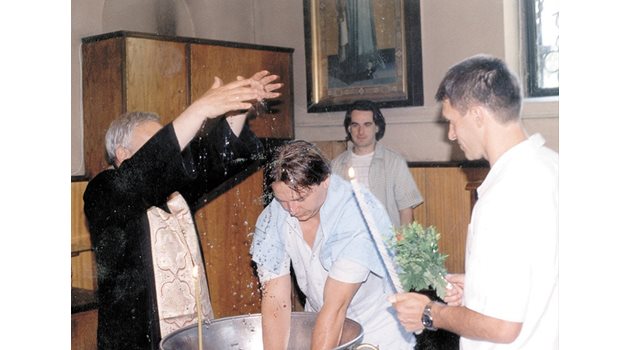 РИТУАЛ: Мето Илиянски (вдясно) на кръщенето на Димитър Вучев-Демби.