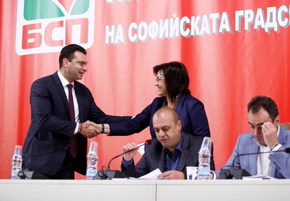 Шефът на червените в столицата Калоян Паргов посреща лидерката Корнелия Нинова за заседанието на конференцията на БСП - София.