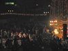 Народен оркестър, вино, огън и хора на площада за Нова година в Смолян