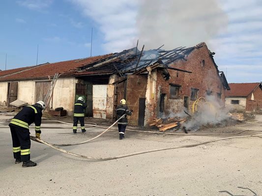 Пожарникарите бързо  потушиха пламъците.