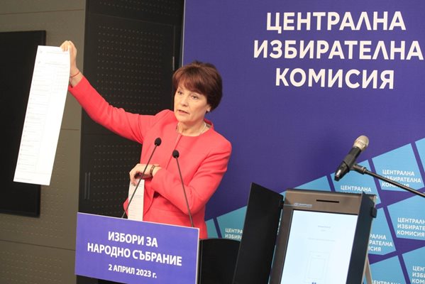 Росица Матева показва бюлетините за изборите на 2 април.