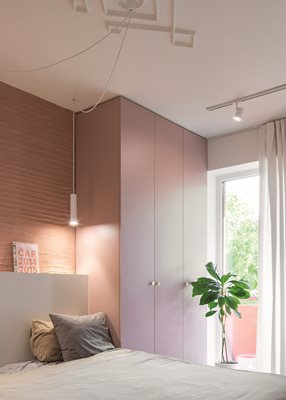 Розовото в основната спалня е като декоративна циментова мазилка.