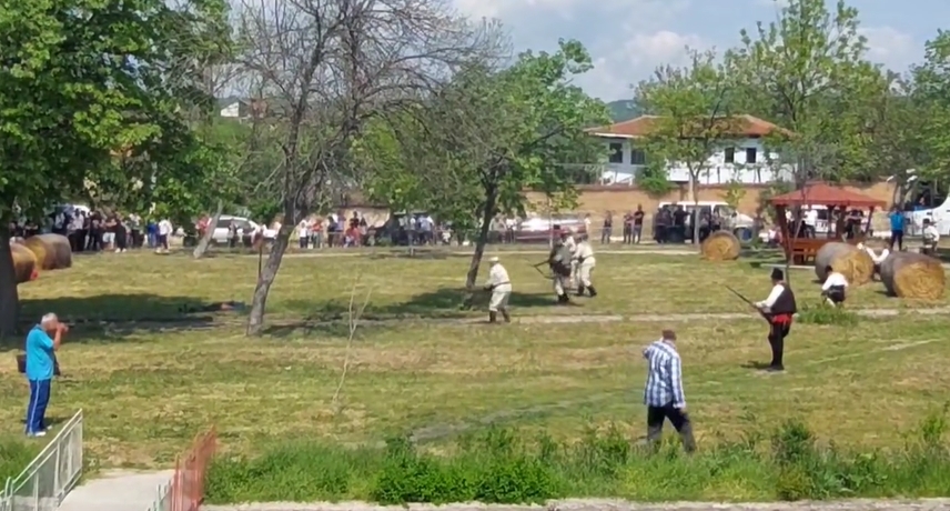 Пукотевица и "ранени" в героична битка в центъра на пловдивско село (снимки, видео)