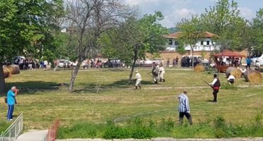 Пукотевица и "ранени" в героична битка в центъра на пловдивско село (снимки, видео)