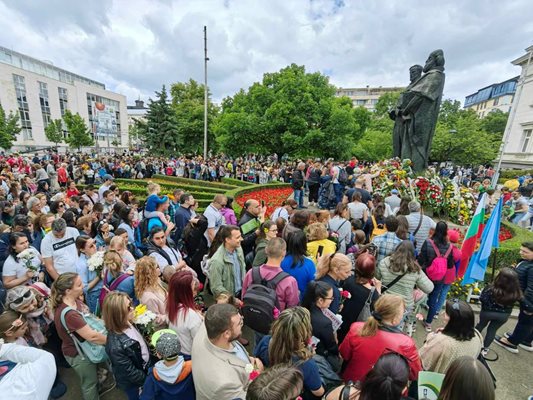 Столичани отрупаха с цветя паметника на Св. св. Кирил и Методий пред Националната библиотека. Преподавателите от Софийския университет се включиха в честването (на снимката в средата).