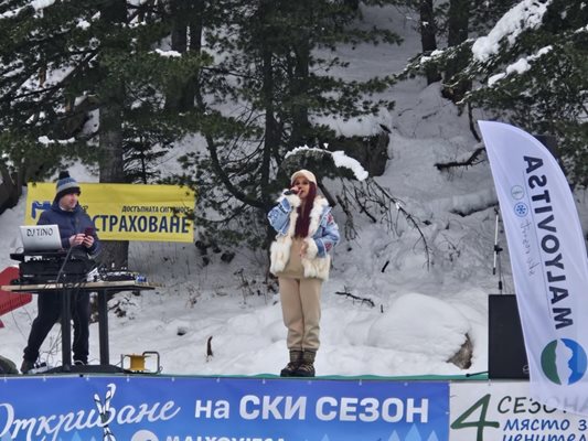 Анн Джи накара публиката да танцува и да се стопли въпреки ниските температури.