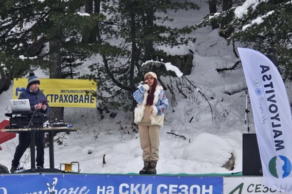 Анн Джи накара публиката да танцува и да се стопли въпреки ниските температури.