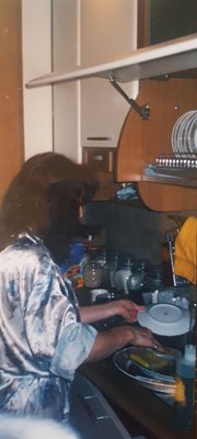 Дочка Банева мие чинии след новогодишната семейна вечеря в дома си на бул. „Витоша“ 103 на 2 януари 2003 г.