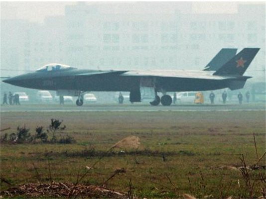 Изтребителят, за който се твърди, че е китайският стелт, е сниман на военно летище в Чънду.
