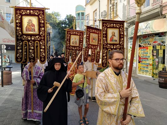 Литийното шествие е предвождано с хоругви и клепало.