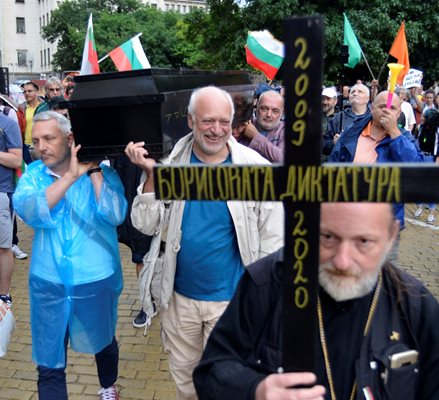 В една от своите протестни акции “отровното трио” разнасяше ковчег из столичните улици, предвождан от свещеник, който държеше кръст с надпис “Борисовата диктатура”.