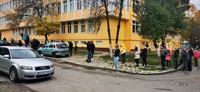 Дълга опашка от хора със симптоми на коронавирус се изви още сутринта вчера пред ковид зоната на 12-о ДКЦ в София.