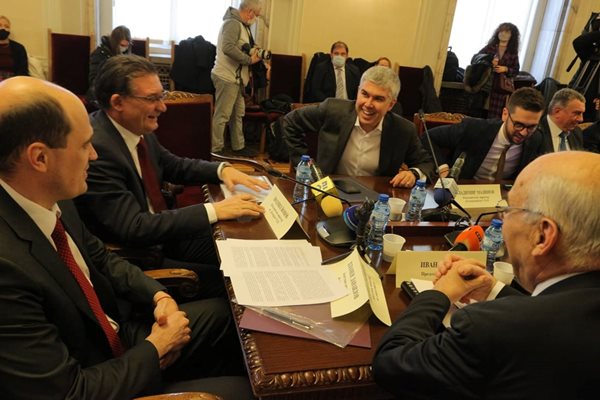 Първият вляво е зам.-министърът Пламен Данаилов, до него новият шеф на "Булгаргаз" Людмил Йоцов и шефът на "Булгартрансгаз" Владимир Малинов. Тримата разговарят преди да е започнало заседанието на комисията. 