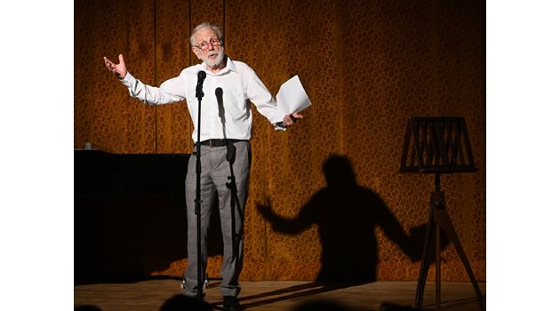 Ицко Финци на сцената, когато представя книгата си “Пет пиеси, разказани от актьор”. 
СНИМКА:  ЙОРДАН  СИМЕОНОВ