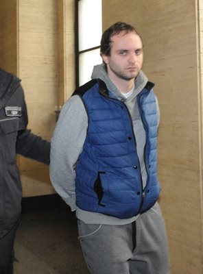 Цветан Евстатиев-Зипъро на път към съдебната зала.