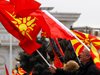 Македонци по цял свят протестират срещу промяната на името, запалиха снимка на Заев