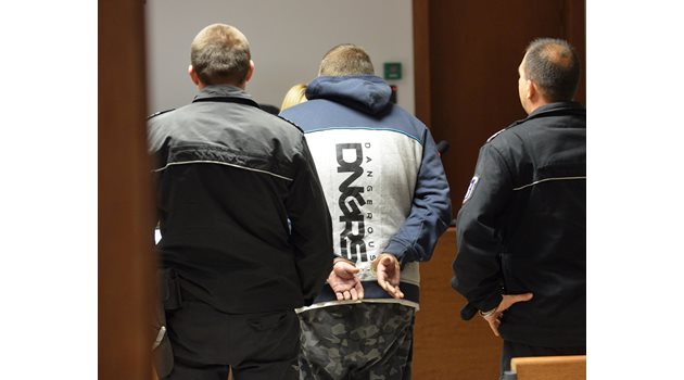 Слави Миладинов не пожела да бъде сниман в лице в съдебната зала. Той носеше сив суитшърт, на чийто пишеше на английски опасно.