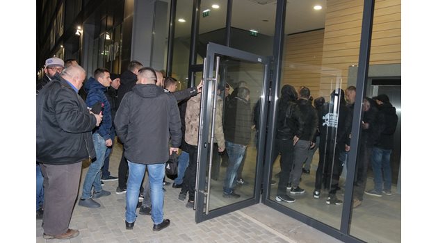 Запалянковци на “Левски” минават проверка, преди да влязат на срещата със собственика Васил Божков.