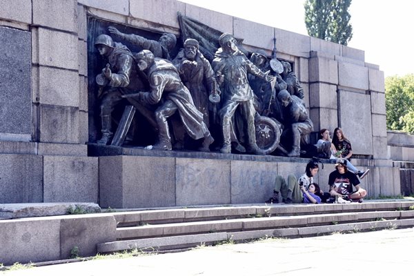Арестували непълнолетни за "Save Ukraine!" на паметника на Съветската армия в София?