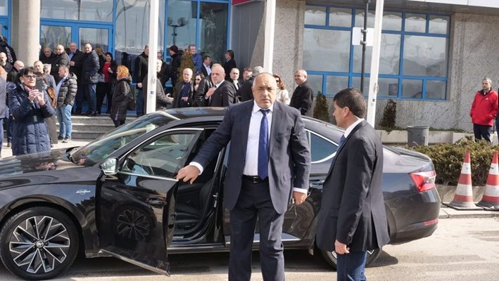 Бойко Борисов пристигна половин час преди началото на събранието, шофирайки по традиция сам автомобила си.