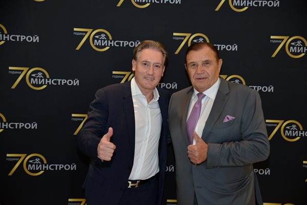 Председателят на КРИБ Кирил Домусчиев и неговият заместник в организацията Николай Вълканов си пожелават успех с вдигнати палци. 