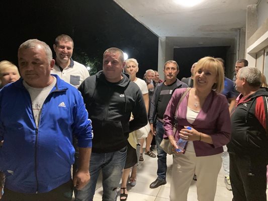 Лидерът на "Изправи се България" Мая Манолова посети картофопроизводителите в с. Ветрен дол, Пазарджик.