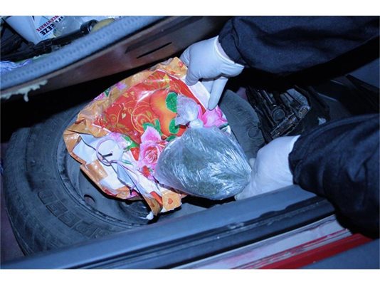 Полицаи вадят плик с марихуана, скрит до резервната гума в колата на Данаил Петров.
