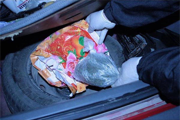 Полицаи вадят плик с марихуана, скрит до резервната гума в колата на Данаил Петров.
