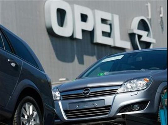 Натоварен с автомобили камион напуска завода на “Опел” в Антверпен. Вчера министри на икономиката от ЕС също се събраха в Брюксел, за да обсъдят съдбата на концерна.
СНИМКА: РОЙТЕРС