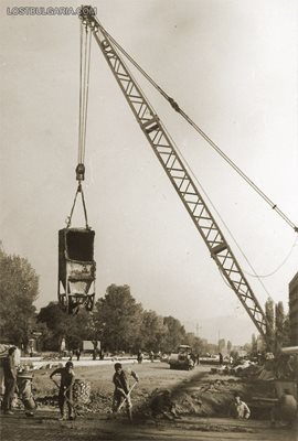 Разширяването на бул. “Цариградско шосе” при хотел “Плиска” през 70-те години на XX век.
Работници копаят подземните съоръжения.