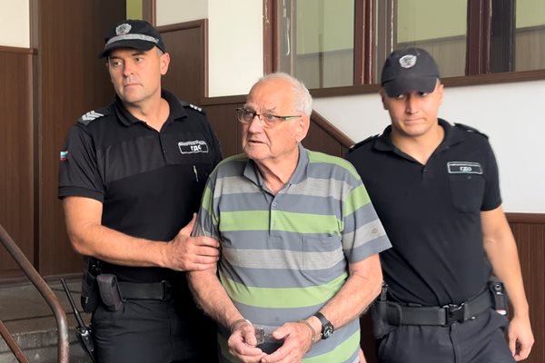 Съдебната охрана води 81-годишния Благой Цветилов към залата на Окръжния съд.