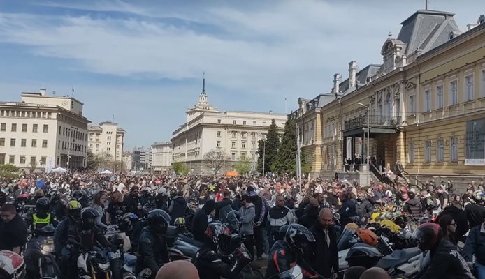 Хиляди мотористи се включиха в зрелищно шествие по случай откриването на мотосезона
Кадър: Youtube/ 24 часа