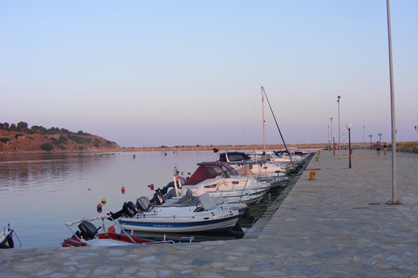 Много от кърджалийските рибарски лодки влизат в морето от пристанището на Авдира.