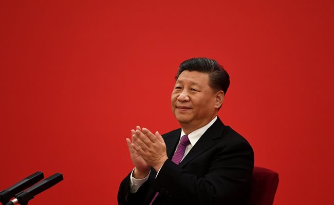 Си Цзинпин ръкопляска в Пекин след потичането на газа към Китай.