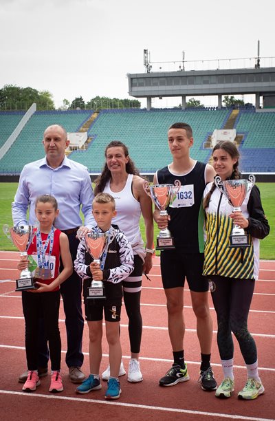 Румен Радев изказа благодарност към организаторите за това, че приобщават българските деца към спорта. 
Снимки: Президентство