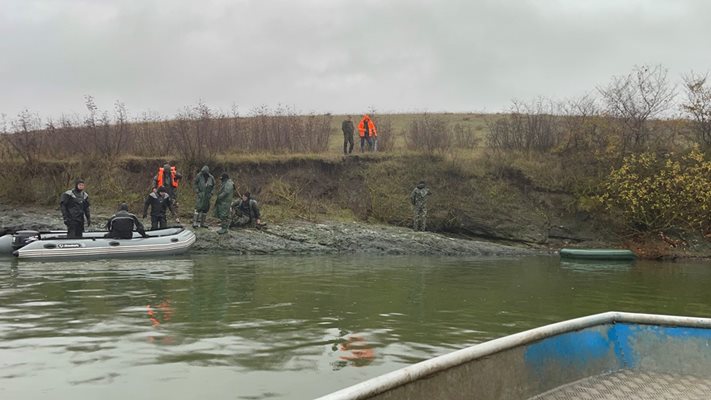 Издирването на двамата рибари продължава. Днес по обед бе открита лодката им - в дъното.