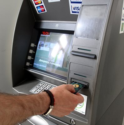Таксите за теглене от банкомат ще намаляват с новата наредба на БНБ.